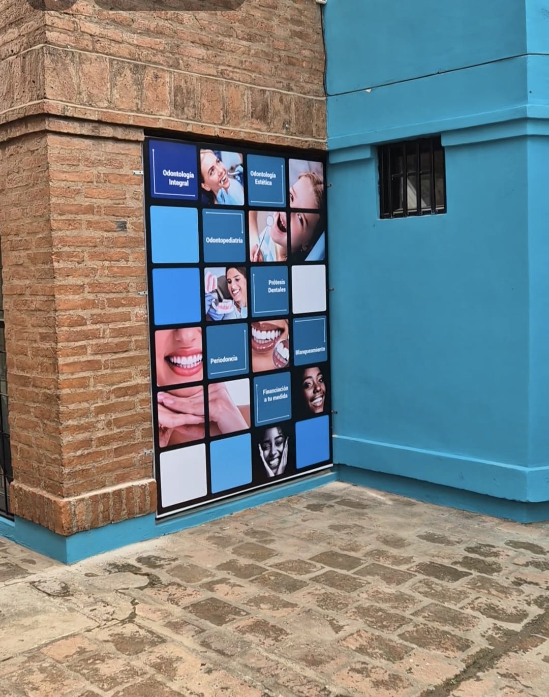 Recepción y sala de espera climatizada de la clínica dental Dra Andrea Getial